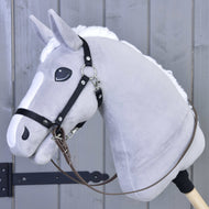Szürke plüss Hobby Horse ló fekete nejlon kötőfékkel és a kötőfék karikáihoz csatolt barna gumírozott kantárszárral