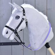 Szürke plüss Hobby Horse ló fekete kötőfékkel, a nyaka mentén orgonalila-fekete gumírozott kantárszárral