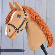 LarDen Hobby Horse Little Angel, fekete kötőfékkel: gesztenyebarna plüss lófej rézszínű fonalsörénnyel és fehér jegyekkel