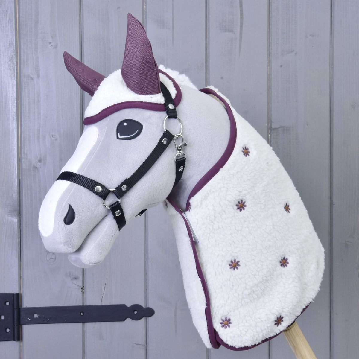 Szürke plüss Hobby Horse ló fekete kötőfékkel a krémszínű sherpa Loret szettben, szilvaszínű fülekkel és hímzett virágokkal