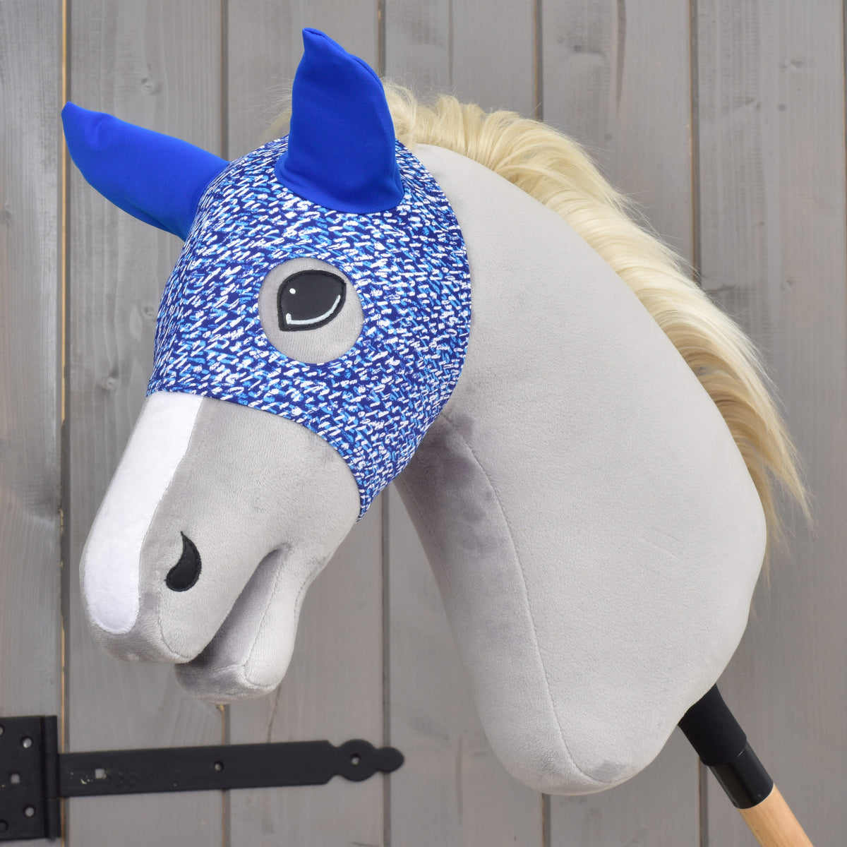 LarDen maszk See egy szőke sörényű szürke Hobby Horse lovon: kék-fehér pettyes, rugalmas anyag királykék fülekkel