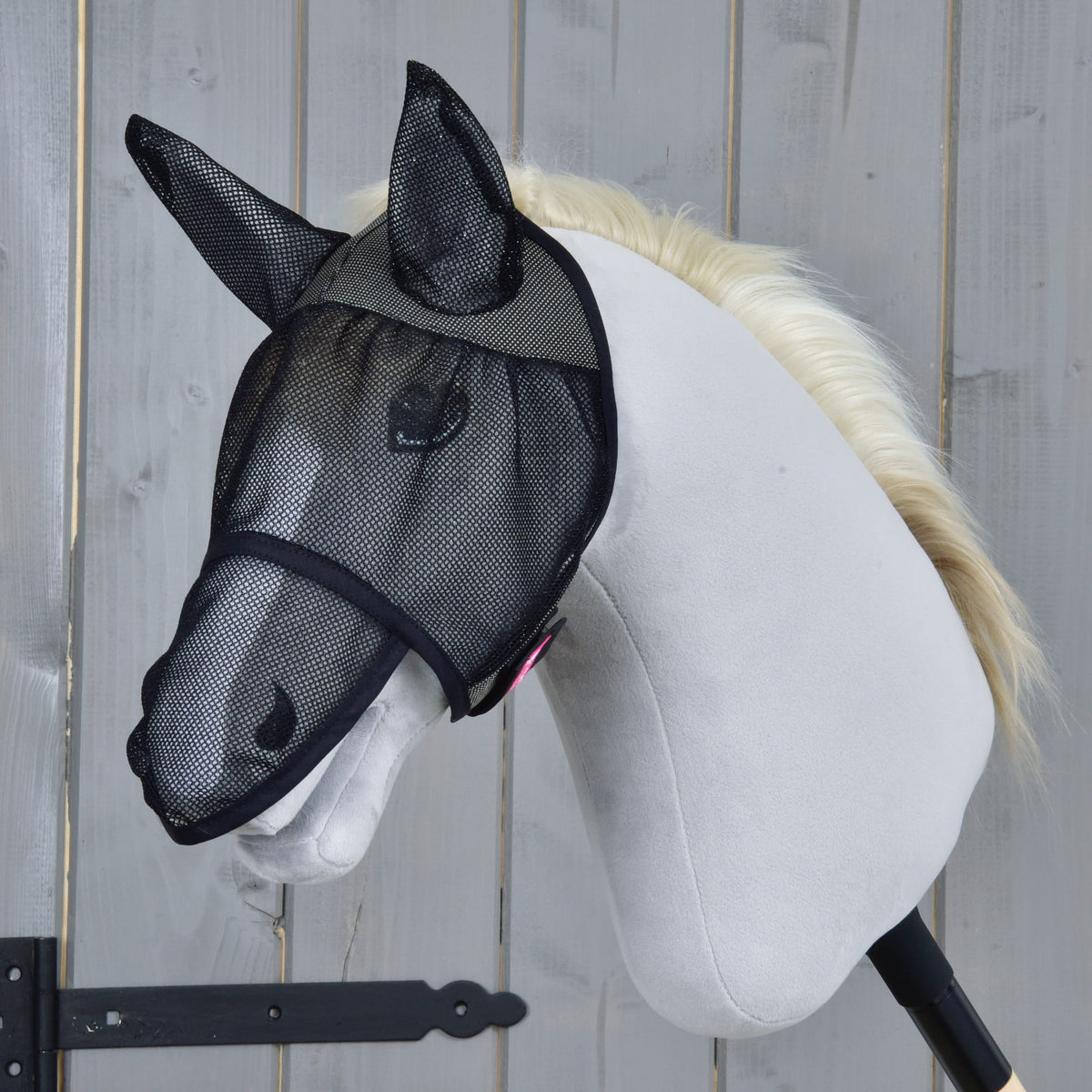 LarDen légymaszk De Luxe Full fekete hálóból, hálós fülrészekkel, egy krémszínű sörényű világosszürke Hobby Horse lovon