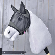 LarDen Hobby Horse De Luxe Grey légymaszk fekete hálós fülekkel és szemhálóval egy világosszürke plüssfejen