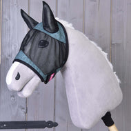 LarDen Hobby Horse De Luxe Turquoise légymaszk: melírozott türkiz anyag fekete hálóval, egy szürke plüssfejen