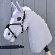Szürke plüss Hobby Horse ló a párnázott fekete LarDen Mexico orrszíjjal, az orrán keresztező fekete műbőr szíjakkal