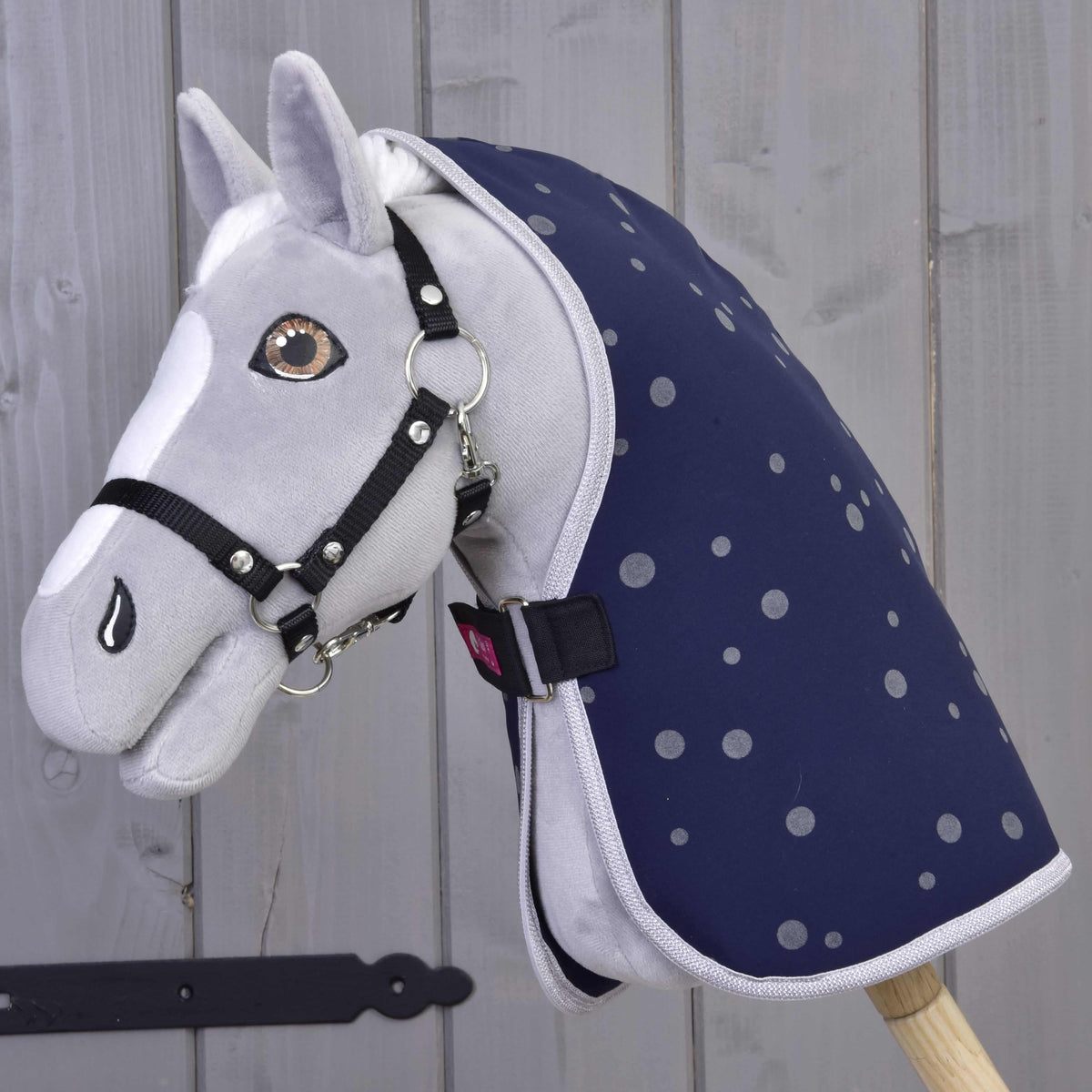 Szürke plüss Hobby Horse ló a sötétkék, pöttyös Night Sky istállótakaróban, fekete kötőfékkel és mellpánttal