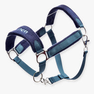 Hobby Horse szőrmés kötőfék LarDen Blue sötétkék polárpárnázással, kékeszöld hevederszíjakkal, ezüst karikákkal és karabinerrel