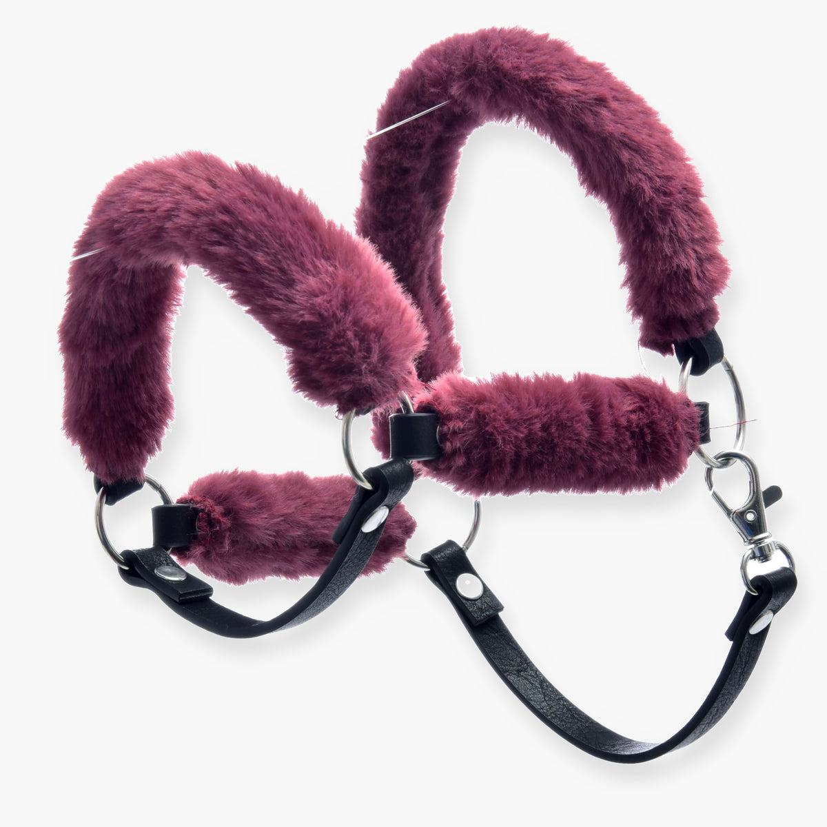 Hobby Horse szőrmés kötőfék Teddy Maroon a LarDen kollekciójából, puha bordó műszőrmével borítva, fekete műbőr szíjakkal és ezüst karikákkal