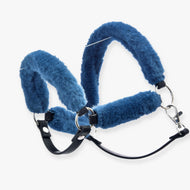 Hobby Horse szőrmés kötőfék Teddy Petrol a LarDen kollekciójából, bolyhos petrolkék műszőrmével borítva, fekete műbőr szíjakkal