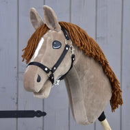 Hobby Horse Oliver világosbarna plüssből, fehér csíkkal, barna fonalsörénnyel és fekete kötőfékkel, ferde nézetből