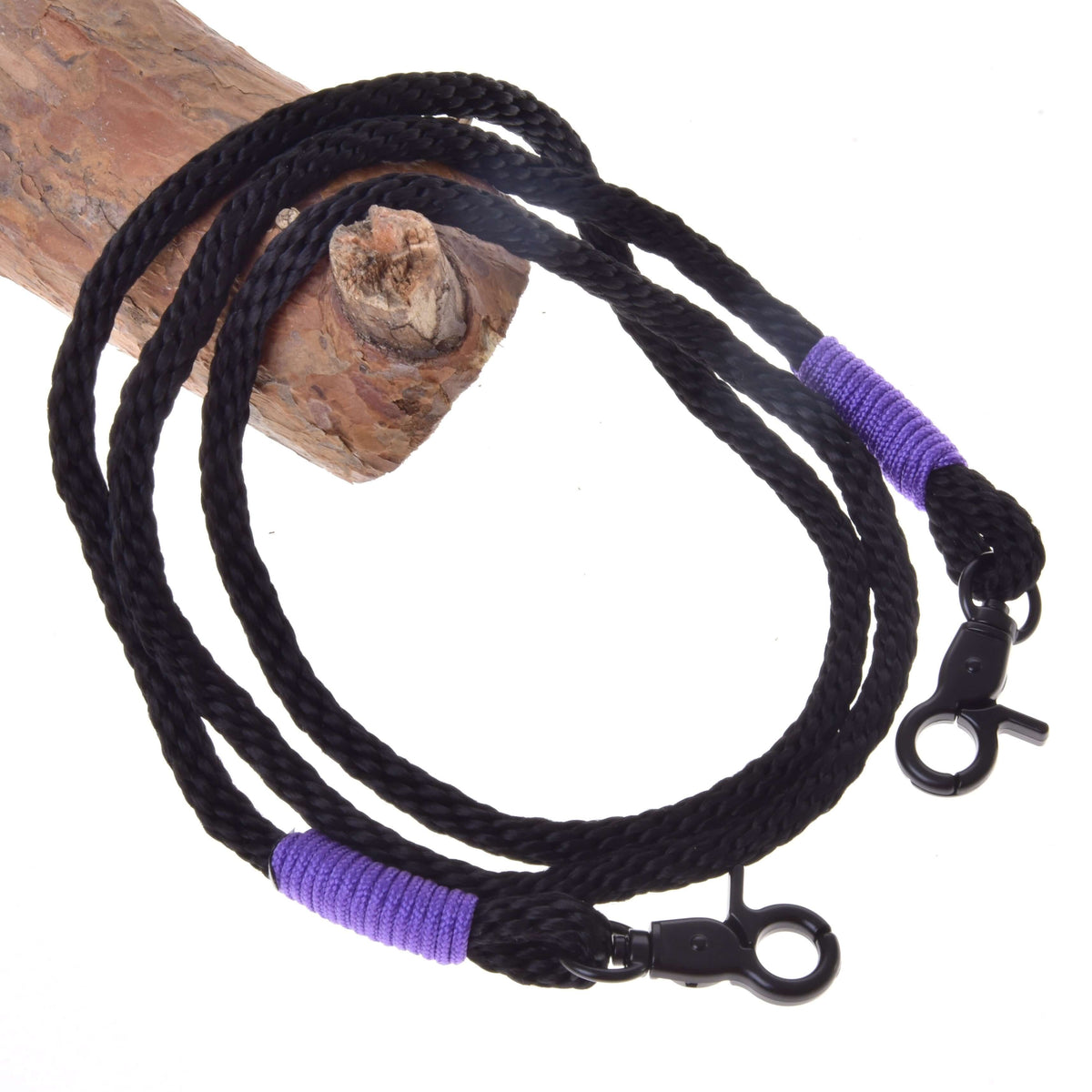 LarDen Hobby Horse kantárszár Basic Lila: fonott fekete kötél kantárszár orgonalila fonaltekeréssel és fekete karabinerekkel