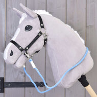 Szürke Hobby Horse ló fekete kötőfékkel, a világoskék kötél kantárszár bekapcsolva és a nyakára terítve