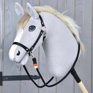 Szürke Hobby Horse ló fekete kötőfékben, felcsatolt Emblem kantárszárral, a fekete kötél kantárszár a botig lóg le