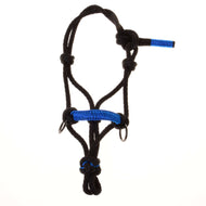 A fekete Hobby Horse csomózott kötőfék elölnézetből, csomókkal, kék tekeréses orrszíjjal és kék kötélvéggel, fehér alapon