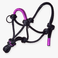 LarDen Hobby Horse csomózott kötőfék Violette, fekete kötélből, ibolyalila tekeréses orrszíjjal és fekete karikákkal