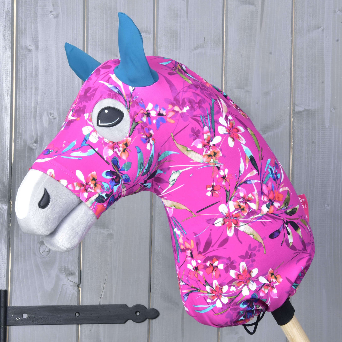 LarDen Hobby Horse Pink Beauty védőruha (Lycra) egy szürke fejen: magenta, akvarell virágokkal és kékeszöld fülekkel