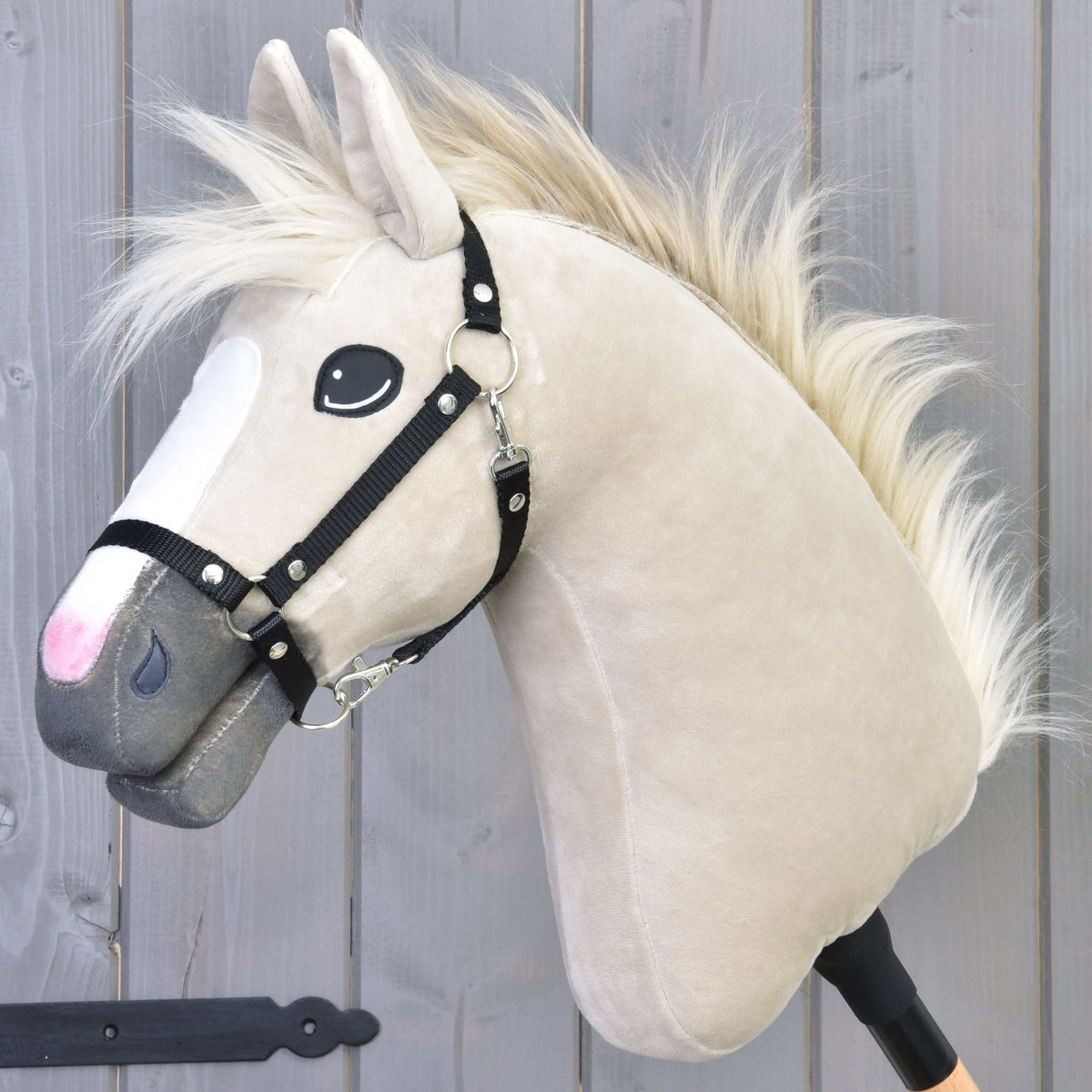 LarDen Hobby Horse Pixie, fekete kötőfékkel: krémszínű plüss lófej fehér hókával, szürke orral és omló, világos szőrmesörénnyel