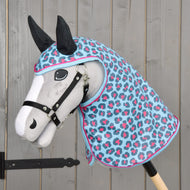 Világosszürke Hobby Horse ló fekete kötőfékben, a Blue Leopard esőtakaróban sötét fülekkel és rózsaszín szélű világoskék szegéllyel