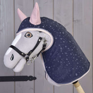 Borostyánszínű szemű szürke Hobby Horse ló fekete kötőfékkel, rajta a Pinkie Blue esőtakaró: sötétkék, esőcseppekkel és rózsaszín fülekkel