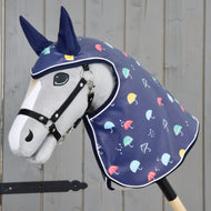 Világosszürke Hobby Horse ló fekete kötőfékben, a sötétkék, színes esernyőmintás Rainy esőtakaróban sötétkék fülekkel
