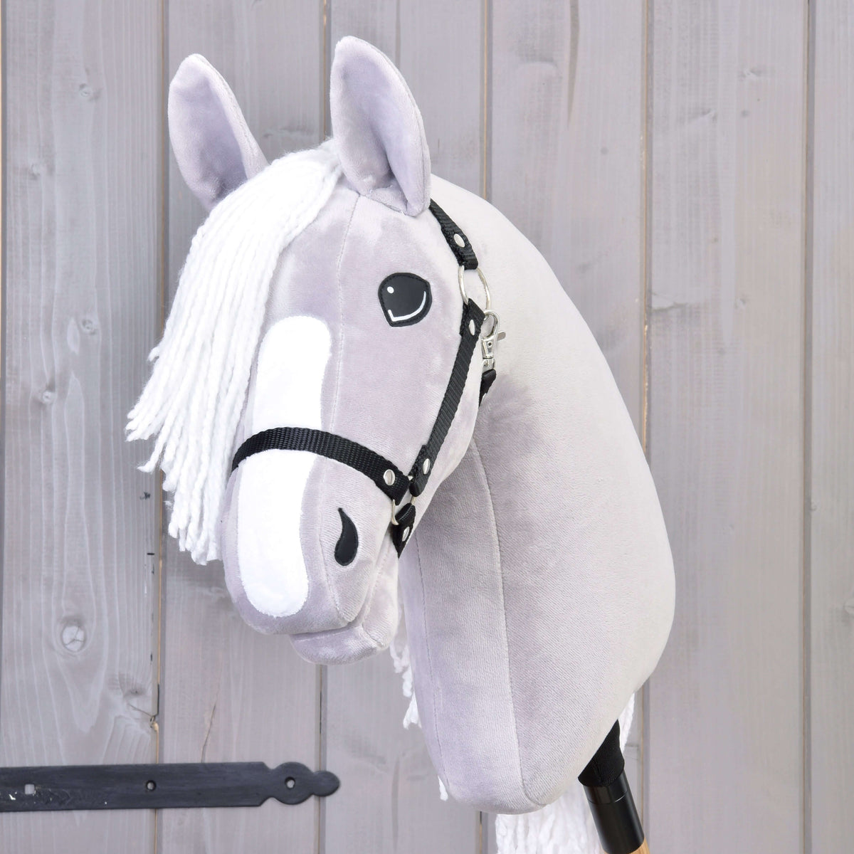 Világosszürke Hobby Horse ló elölről, fehér hókával, fehér üstökkel és fekete nejlon kötőfékkel