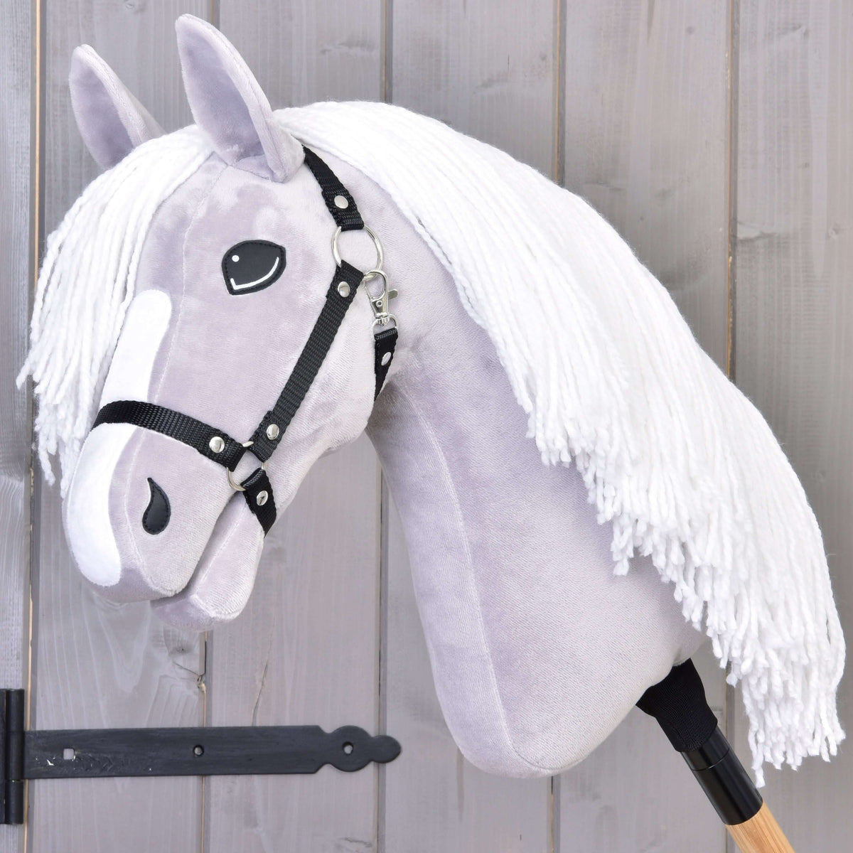 LarDen Hobby Horse Popcorn, fekete kötőfékkel: világosszürke plüss lófej fehér hókával és hosszú fehér fonalsörénnyel