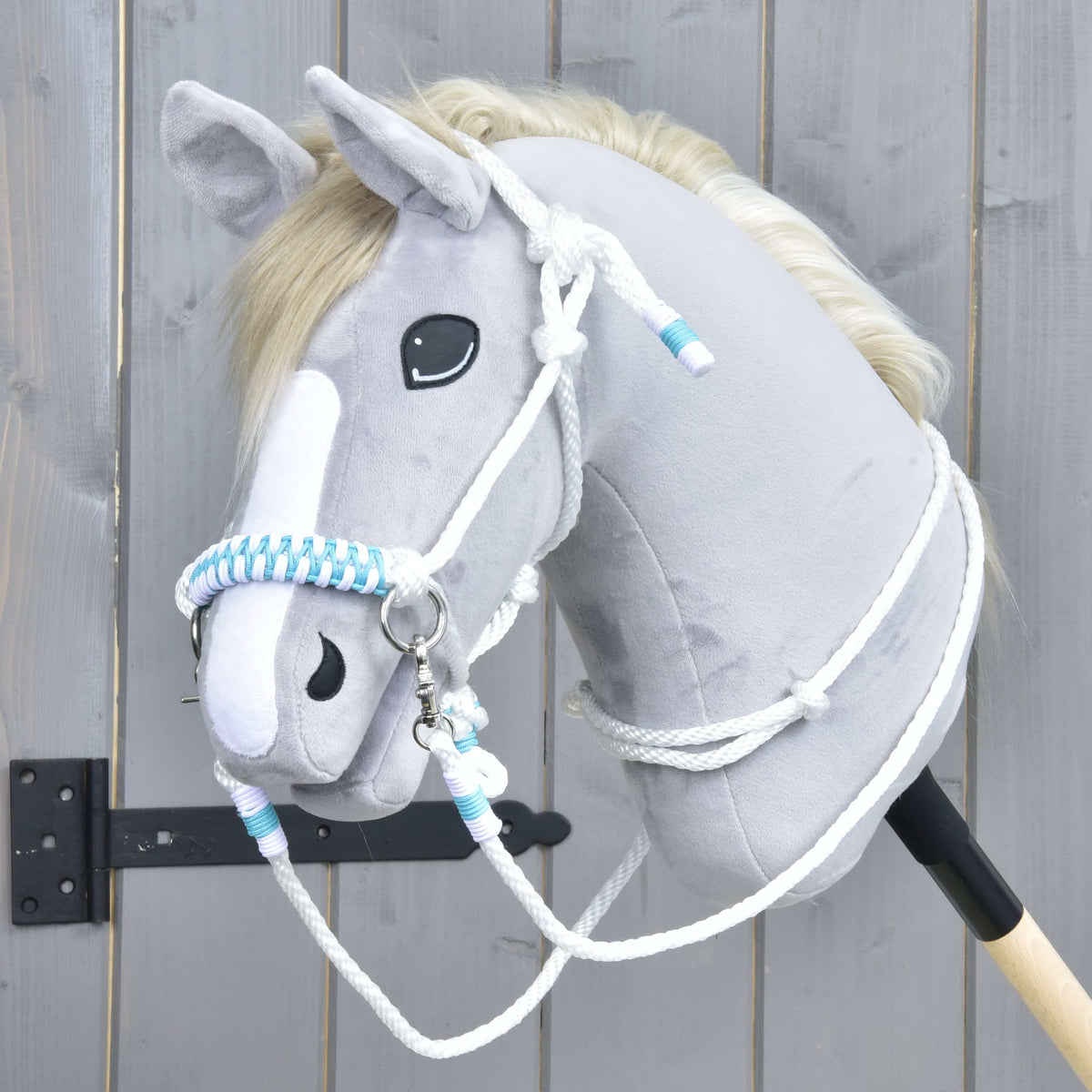 Szürke Hobby Horse ló a White Queen kötélszettben: fehér csomózott kötőfék türkiz fonott orrszíjjal, kantárszár és nyakgyűrű