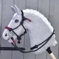 Szürke Hobby Horse ló fonott fehér sörénnyel, rajta a Maroon kötélszett: fekete csomózott kötőfék és kantárszár sötétbordó tekeréssel