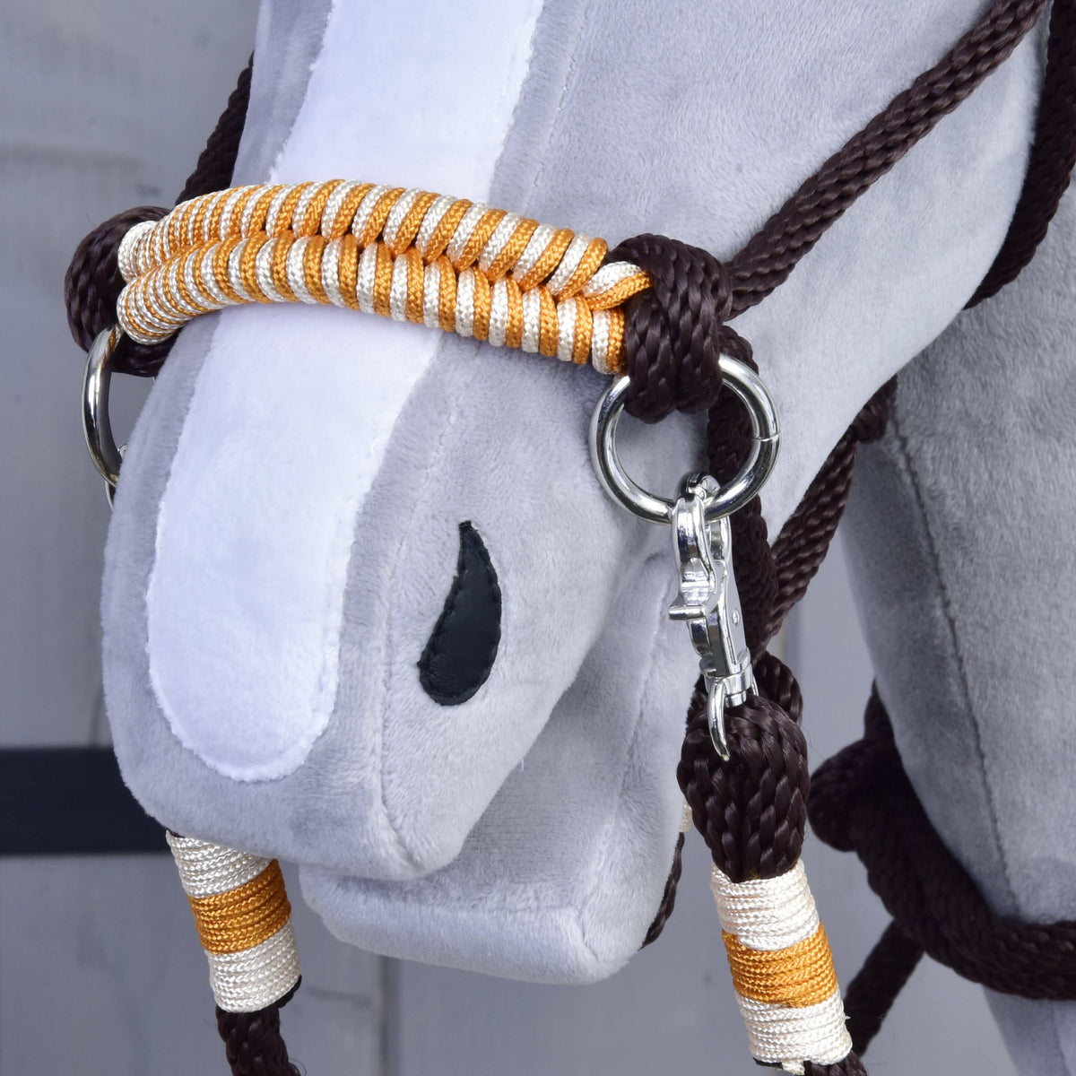 Közeli kép a Hobby Horse narancssárga kötélszett orrszíjáról: narancssárga-fehér fonás, ezüstszínű karika és karabiner