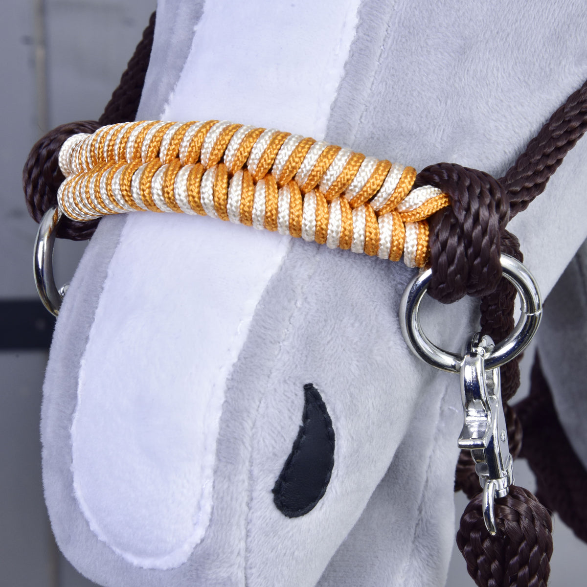 Részlet: a Hobby Horse narancssárga kötélszett narancssárga-fehér fonott orrszíja és barna kötélcsomója egy szürke fejen