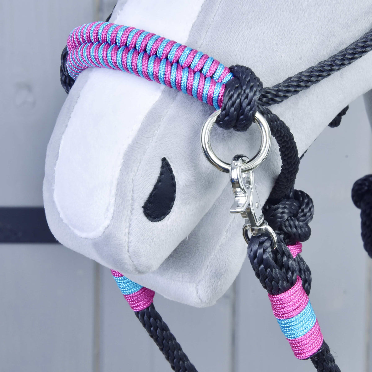 Közeli kép a Hobby Horse Princess kötélszett rózsaszín-türkiz fonott orrszíjáról ezüstszínű karikával és karabinerrel