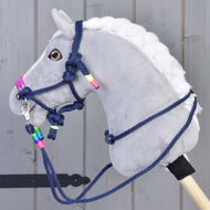 Barna szemű szürke Hobby Horse ló, rajta a Rosemary kötélszett: sötétkék csomózott kötőfék és kantárszár neon szivárványos tekeréssel