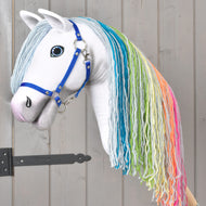 Hobby Horse Rainbow Új a LarDen kollekciójából: fehér plüssfej kék szemekkel, királykék kötőfékkel és hosszú szivárványos fonalsörénnyel