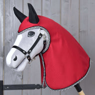 Szürke Hobby Horse ló fekete kötőfékben, a Red Ferrari esőtakaróban, piros kapucniját és nyakrészét fekete-fehér szegély keretezi