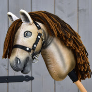 LarDen Hobby Horse Ruby: bézs musztáng barna fonalsörénnyel, fekete kötőfékben, limitált kollekció