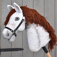 LarDen Hobby Horse Rufus, fekete kötőfékkel: fehér, pöttyös appaloosa vörösesbarna fonalsörénnyel, faboton