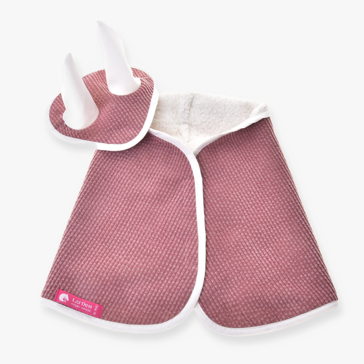 Hobby Horse szett Manchester Tea Rose a LarDen kollekciójából: fáradt rózsaszín, strukturált takaró polárbéléssel és fülvédő fehér fülrészekkel