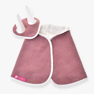 Hobby Horse szett Manchester Tea Rose a LarDen kollekciójából: fáradt rózsaszín, strukturált takaró polárbéléssel és fülvédő fehér fülrészekkel