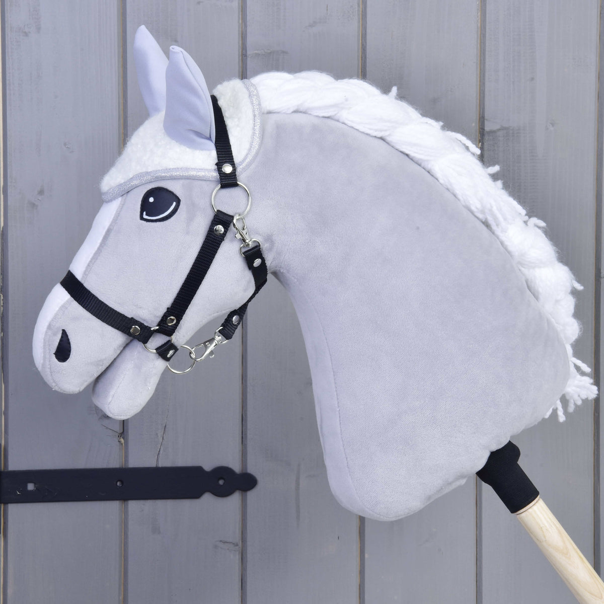 Szürke Hobby Horse ló fekete kötőfékkel, rajta csak a Snowflake szett fülvédője: krémszínű polár világosszürke fülekkel