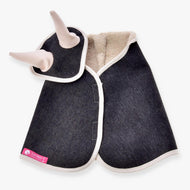 LarDen Hobby Horse szett Blue Denim: sötét farmeranyagú takaró és fülvédő bézs sherpa béléssel és krémszínű szegéllyel