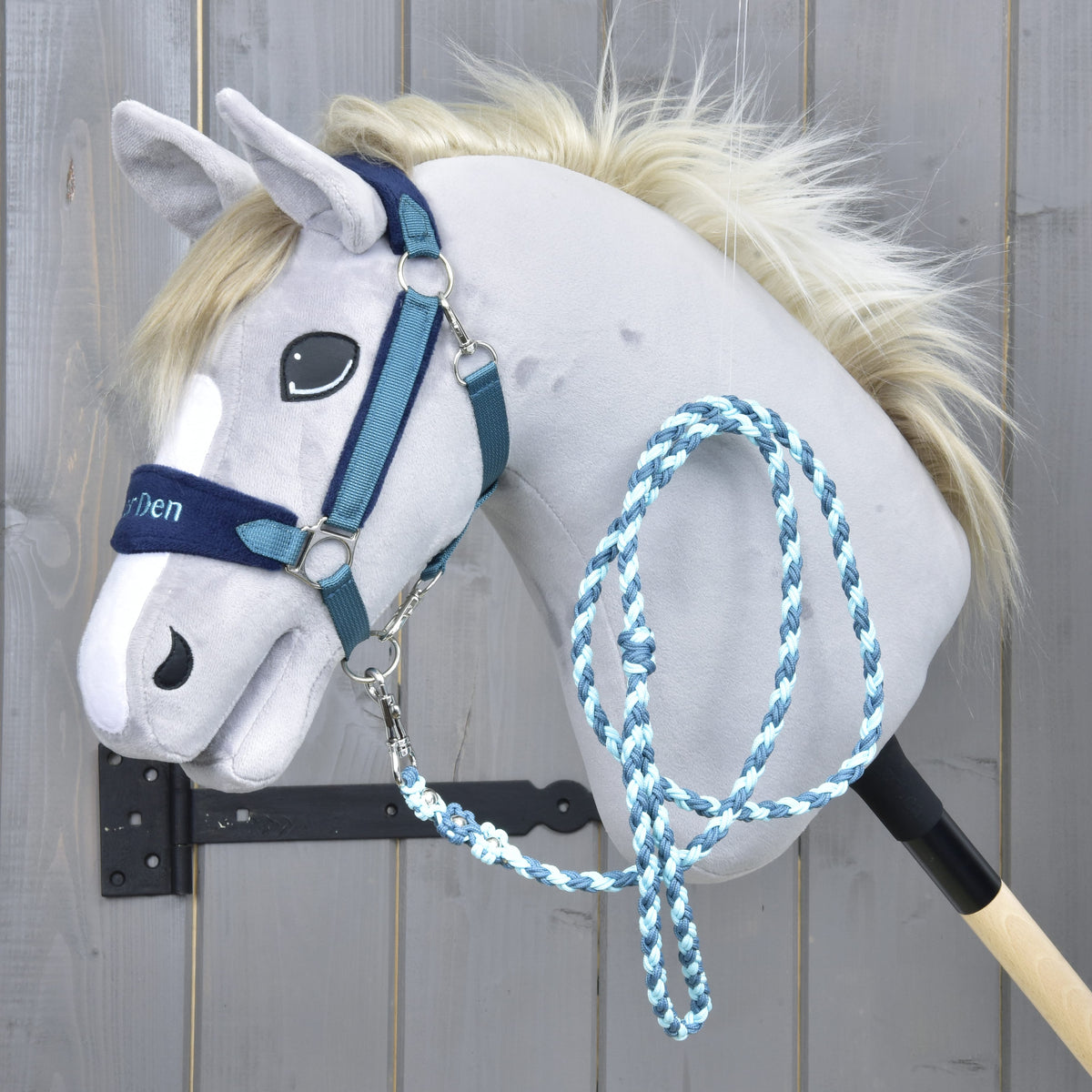 Szürke Hobby Horse ló az Exclusive Blue kötőfékben hímzett sötétkék orrszíjjal, a nyakán átvetett kék fonott vezetőszárral