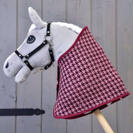 Szürke Hobby Horse ló fekete kötőfékben, rajta a rózsaszín-bordó tyúklábmintás takaró bordó szegéssel