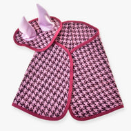 LarDen Hobby Horse szett ünnepi Bordeaux: rózsaszín-bordó tyúklábmintás takaró és fülvédő világos rózsaszín fülekkel