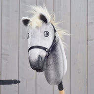 A szürke Silver Dream Hobby Horse ló szemből: sötétebb árnyalatú orr, dús krémszínű sörény és fekete nejlon kötőfék