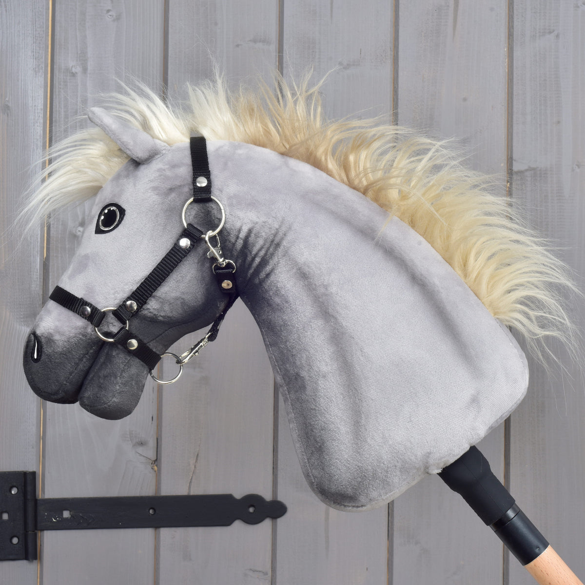 A Silver Dream Hobby Horse ló bal profilból: hosszú krémszínű sörény, csillogó szem és fekete kötőfék ezüst karikákkal