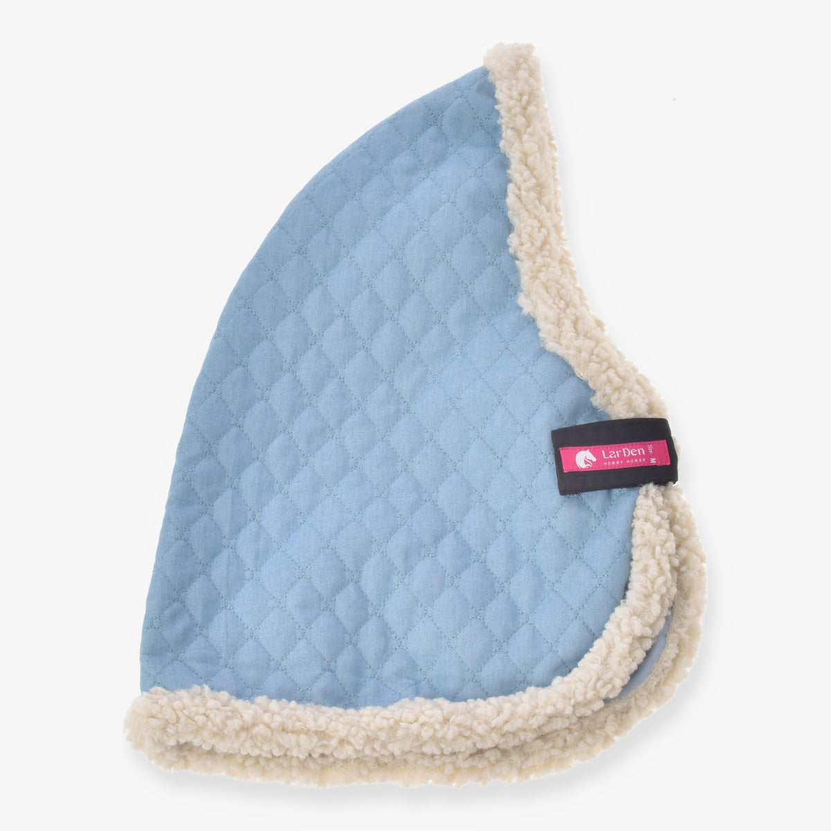 LarDen Hobby Horse istállótakaró Sky Blue: világoskék, rombuszmintásan steppelt anyag, körben krémszínű göndör polárszegéllyel
