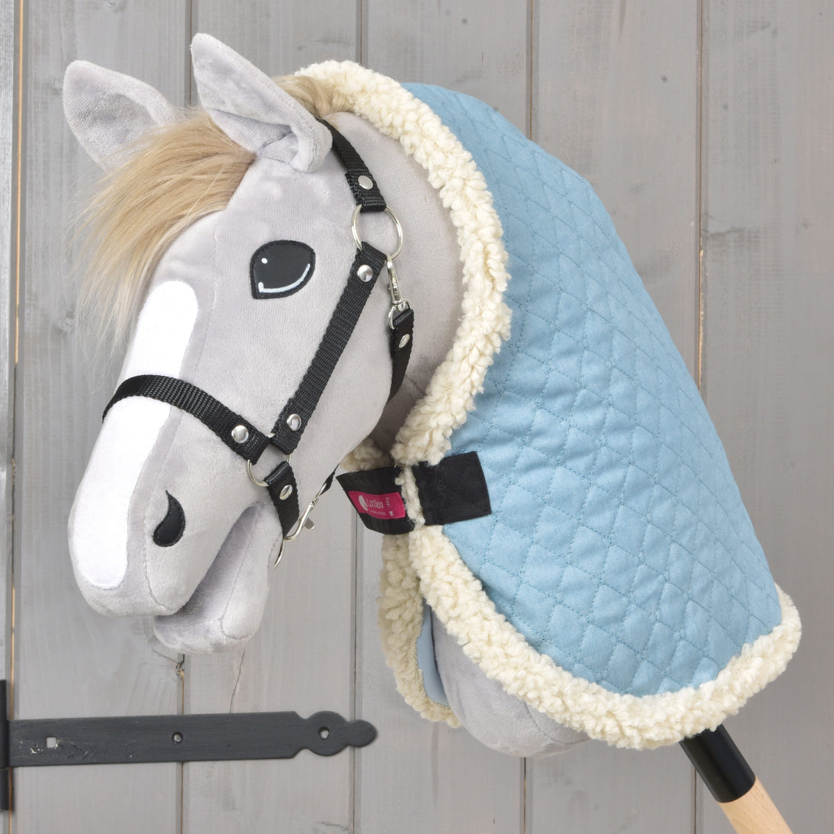 Fekete kötőfékes szürke Hobby Horse ló a világoskék steppelt Sky Blue istállótakaróban, krémszínű polárszegéllyel