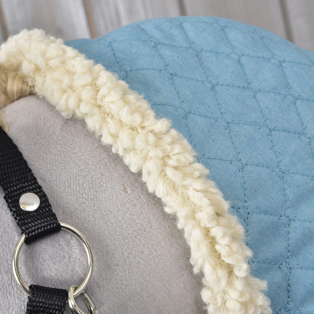 A Sky Blue istállótakaró krémszínű polárszegélye ível egy szürke Hobby Horse lovon, a fekete kötőfék és az ezüstszínű karika mellett