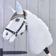 Fekete kötőfékes szürke Hobby Horse ló az olívazöld steppelt fülvédőben, világosszürke fülekkel