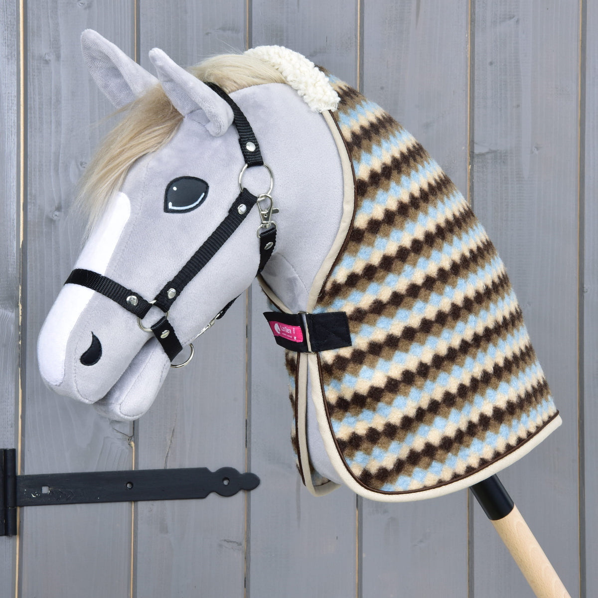 Szőke sörényű, fekete kötőfékes szürke Hobby Horse ló a bézs szegélyű Pastel Argyle istállótakaróban